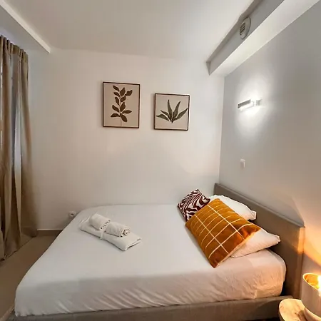 Your Place In Apartment Paris